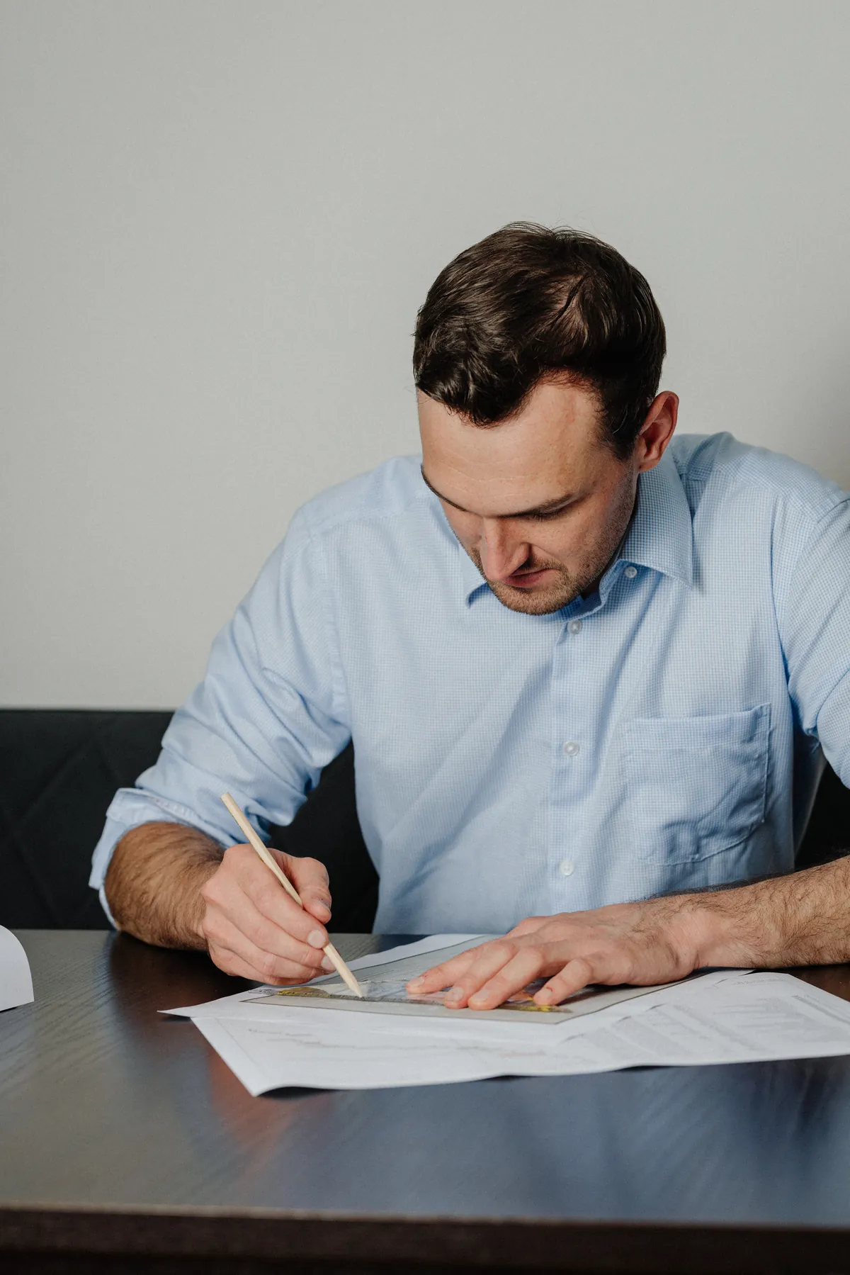 Thomas Griessner arbeitet am Schreibtisch an Bauplänen